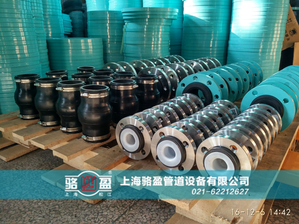 如何調(diào)整橡膠軟接頭試樣的位置以及初始長度？