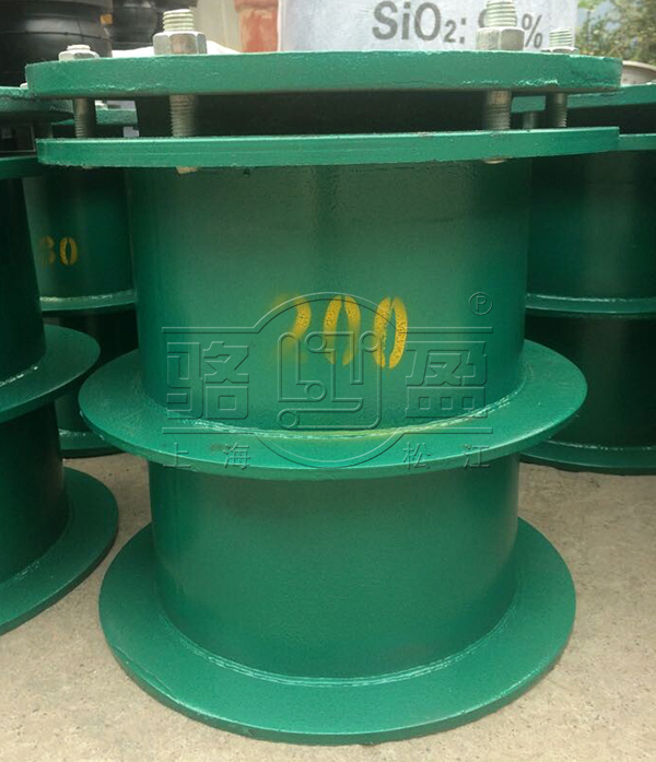 防水套管非常應用于管道有震動時需要穿越墻壁時改裝